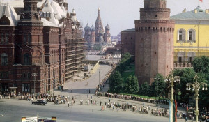Москва, Красная площадь. Длинная очередь посетителей в Мавзолей Ленина.