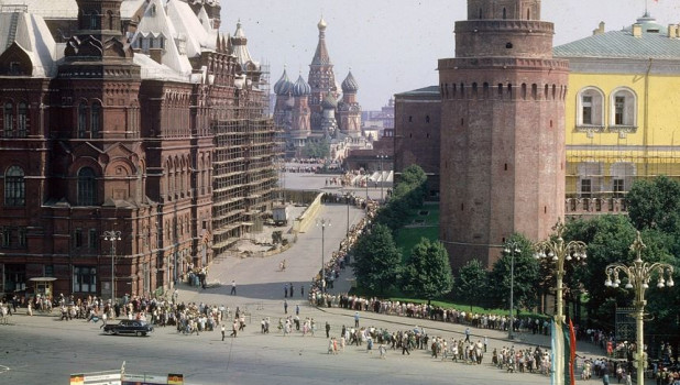 Москва, Красная площадь. Длинная очередь посетителей в Мавзолей Ленина.