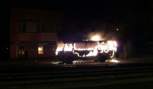 В Барнауле сгорел микроавтобус.