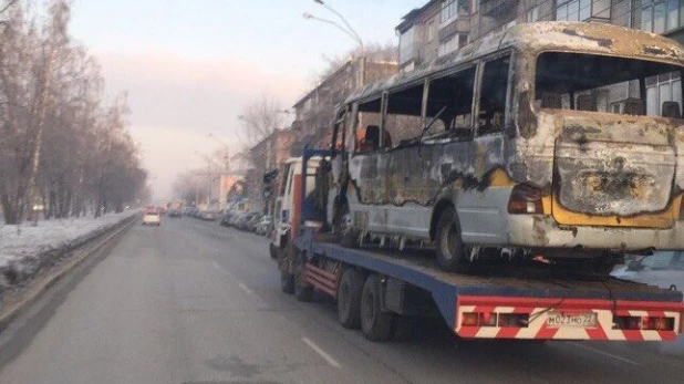 В Барнауле сгорел микроавтобус.