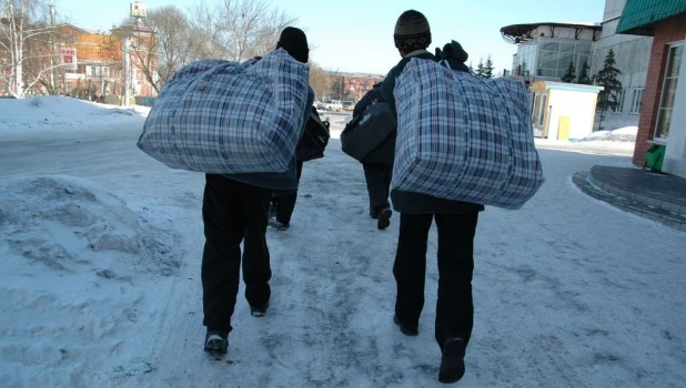 Мужчины с сумками.