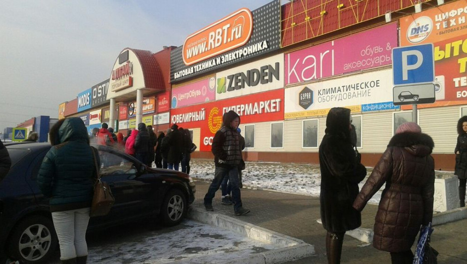 Эвакуация посетителей из гипермаркета "Алтай".