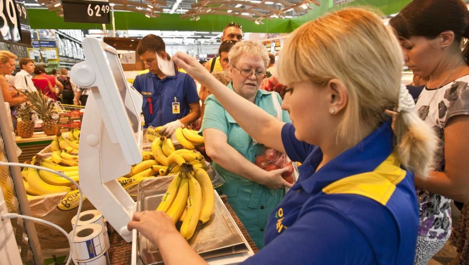 Покупатели в магазине.