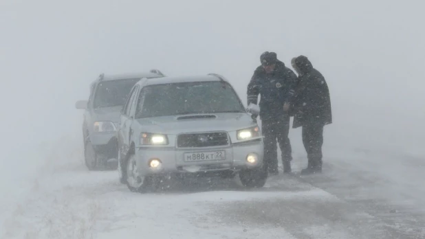 Сотрудники ГИБДД на дороге в метель.