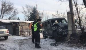 В Барнауле "Гелентваген" въехал в столб.