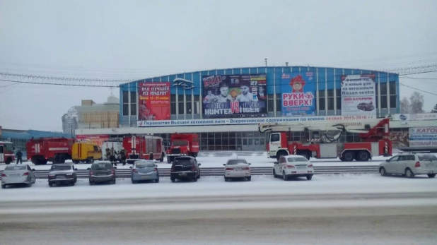 Оцепление Дворца зрелищ и спорта.