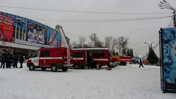 Во Дворце зрелищ и спорта учения.