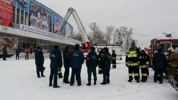 Во Дворце зрелищ и спорта учения.