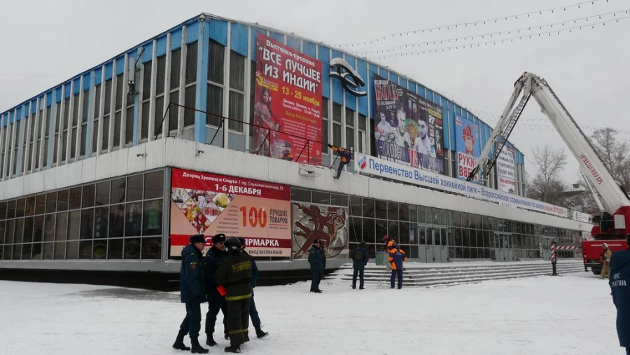 Во Дворце зрелищ и спорта учения.