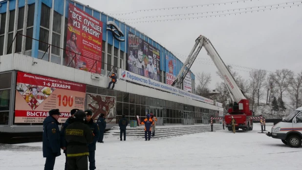 Во Дворце зрелищ и спорта учения.