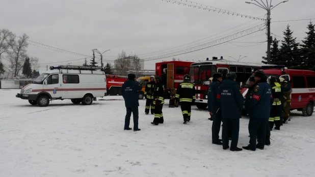 Во Дворце зрелищ и спорта учения.