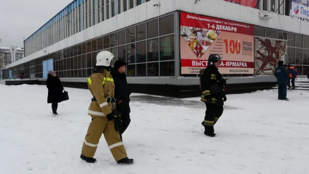 Во Дворце зрелищ и спорта учения.