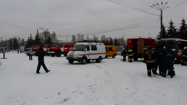 Во Дворце зрелищ и спорта учения.