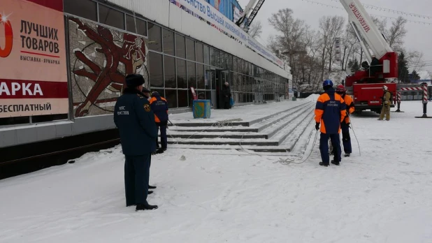 Во Дворце зрелищ и спорта учения.