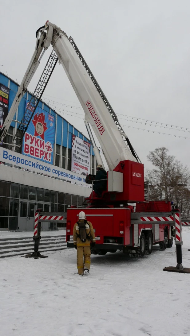 Во Дворце зрелищ и спорта учения.