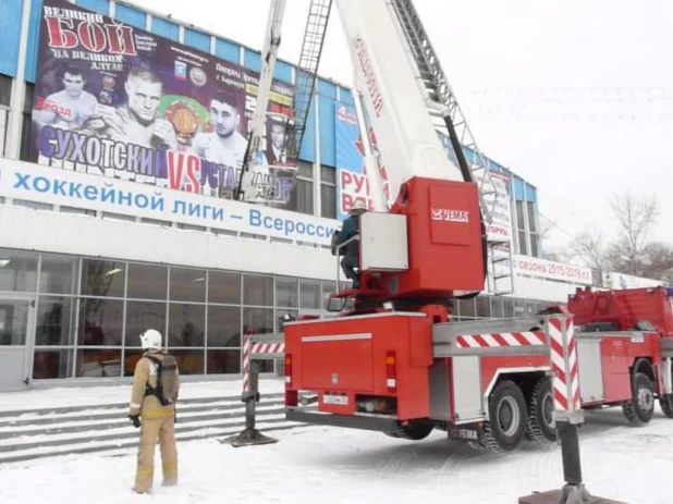 Во Дворце зрелищ и спорта учения.