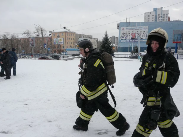 Во Дворце зрелищ и спорта учения.