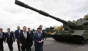 Дмитрий Медведев и танк.