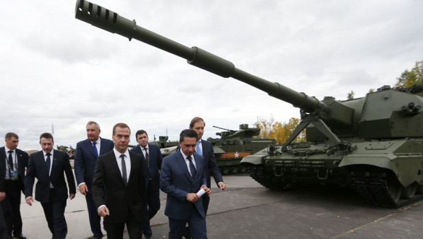 Дмитрий Медведев и танк.