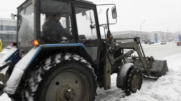 Уборка снега в Барнауле.