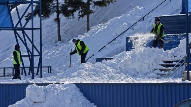 Уборка снега в Барнауле.