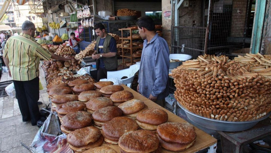 Торговцы в Алеппо. В отличие от прошлого десятилетия, сейчас самый ходовой товар в городе - оружие и боеприпасы.