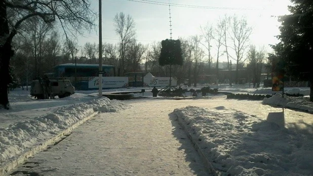 Установка елки в парке Центрального района.