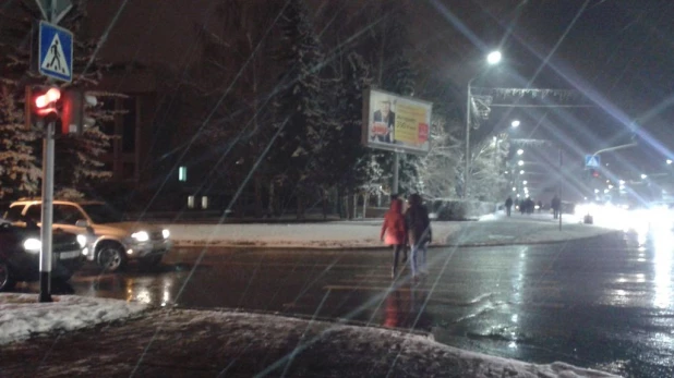 Метель в Барнауле, пешеходный переход.