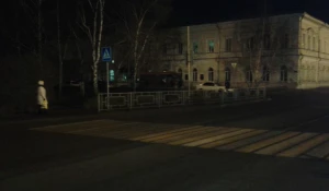 Пешеходный переход ночью.