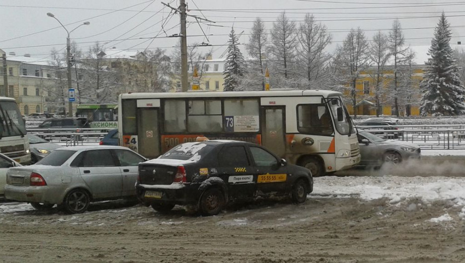Машины и автобусы в снегу.
