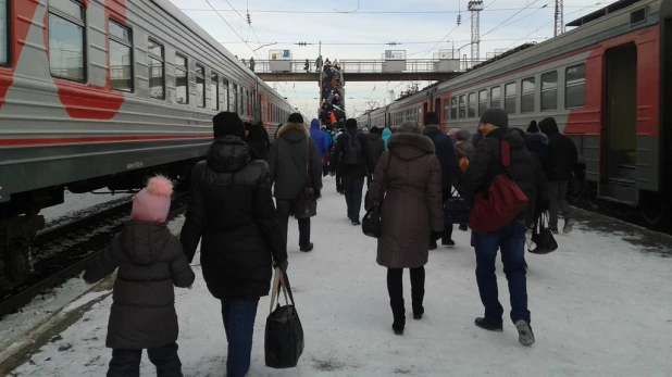 Электрички, вокзал, железнодорожный мост.