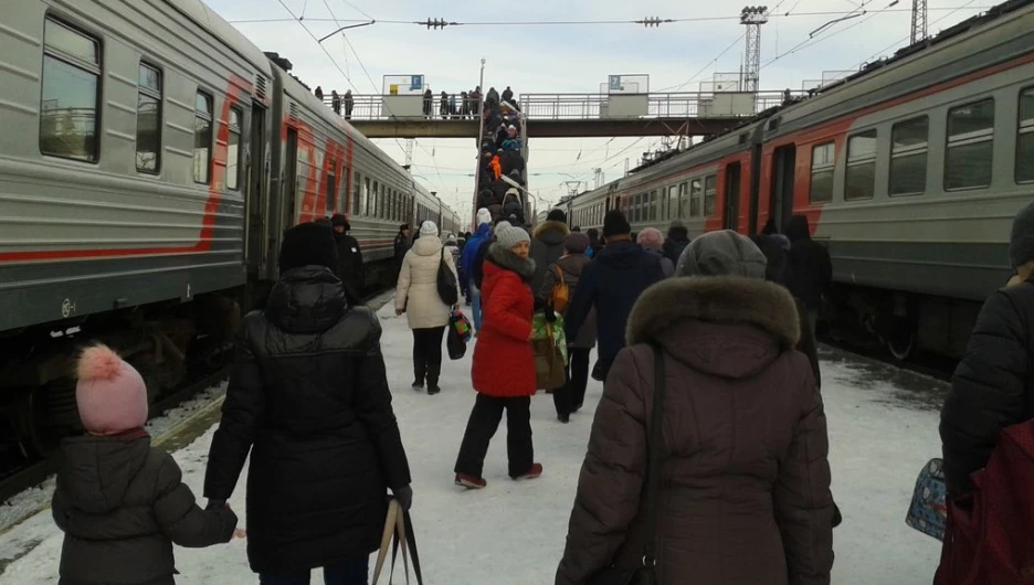 Электрички, вокзал, железнодорожный мост.