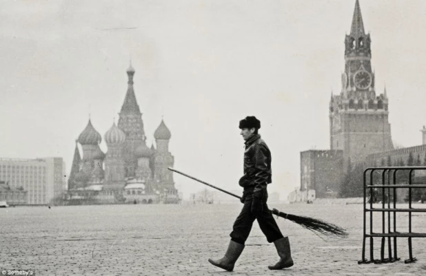 Четыре фотографии Геннадия Бодрова, сделанные в 1988-1990 годах, оценены в 2-3 тысячи фунтов стерлингов.