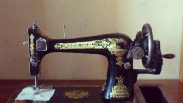 Старая швейная машинка.