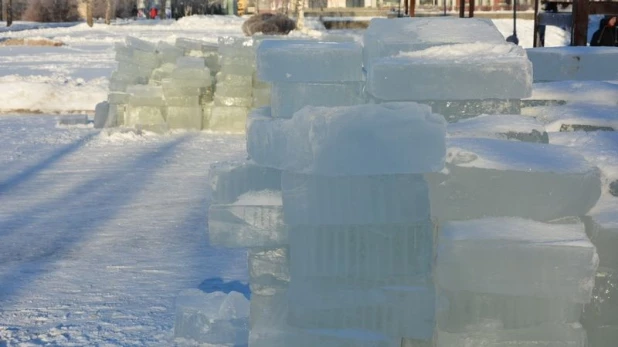 Возведение снежного городка на площади Сахарова.