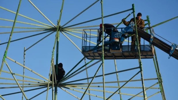 Возведение снежного городка на площади Сахарова.