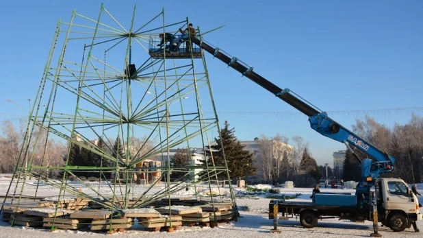 Возведение снежного городка на площади Сахарова.