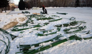 В Барнаулевозводят Ледовый городок. 3 декабря 2015 года.