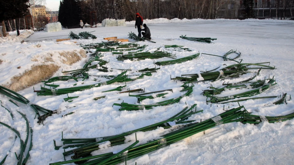 В Барнаулевозводят Ледовый городок. 3 декабря 2015 года.