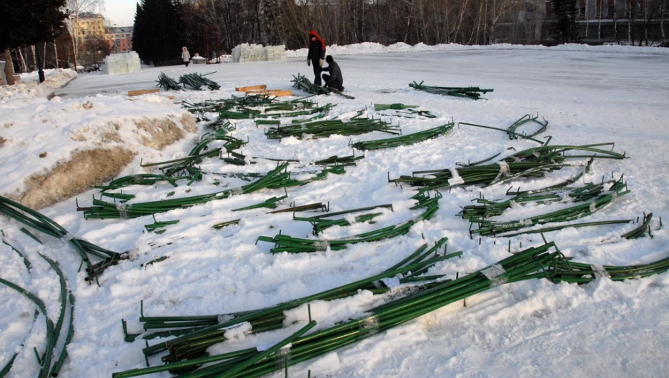 В Барнаулевозводят Ледовый городок. 3 декабря 2015 года.