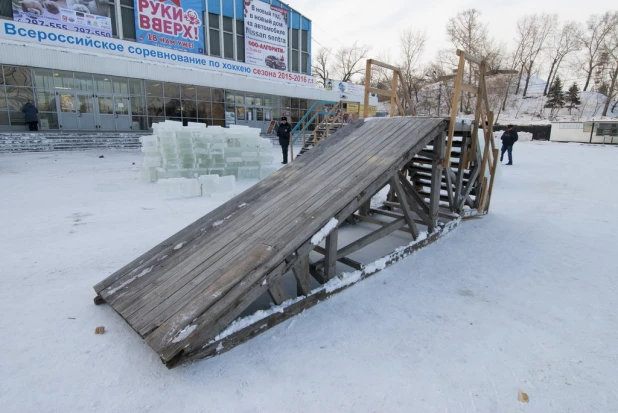 В Барнаулевозводят Ледовый городок. 3 декабря 2015 года.