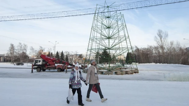 В Барнаулевозводят Ледовый городок. 3 декабря 2015 года.