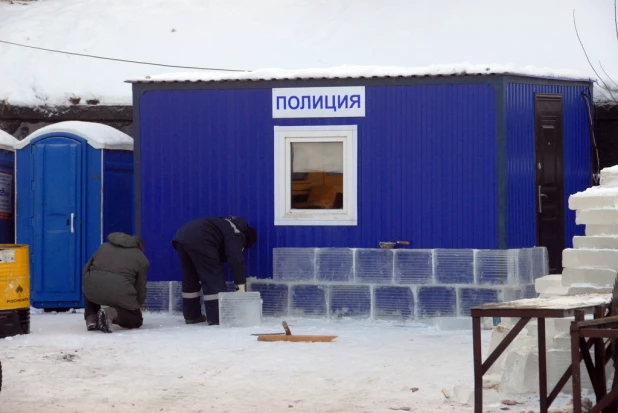 В Барнаулевозводят Ледовый городок. 3 декабря 2015 года.