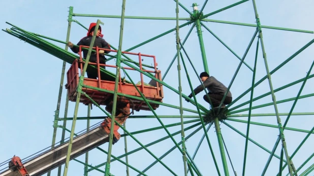 В Барнаулевозводят Ледовый городок. 3 декабря 2015 года.