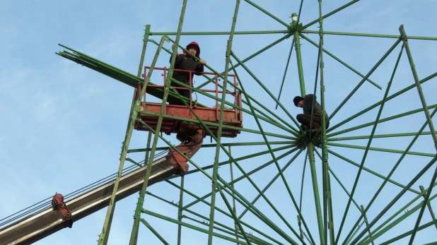 В Барнаулевозводят Ледовый городок. 3 декабря 2015 года.