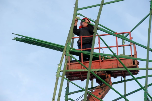 В Барнаулевозводят Ледовый городок. 3 декабря 2015 года.