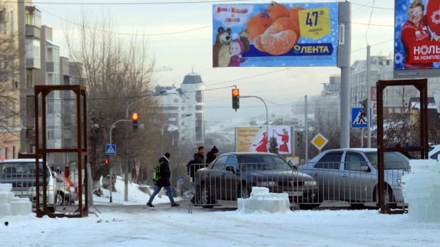 В Барнаулевозводят Ледовый городок. 3 декабря 2015 года.