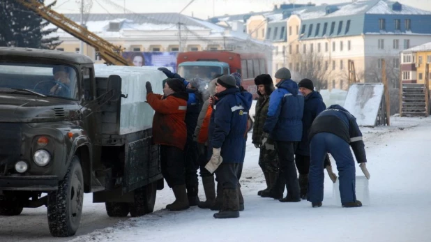 В Барнаулевозводят Ледовый городок. 3 декабря 2015 года.