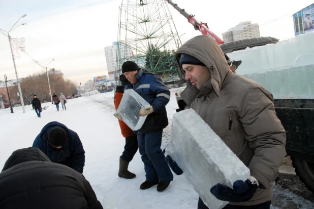 В Барнаулевозводят Ледовый городок. 3 декабря 2015 года.