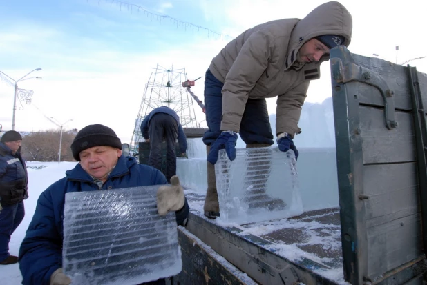 В Барнаулевозводят Ледовый городок. 3 декабря 2015 года.